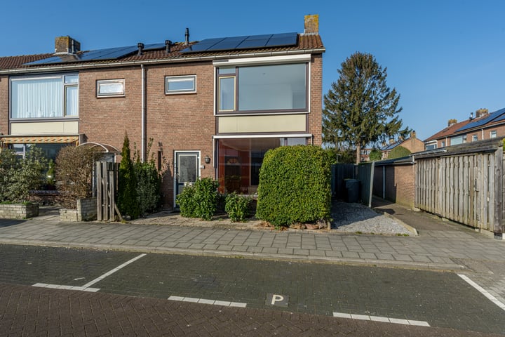 Tulpstraat 2 in Oud-Beijerland foto