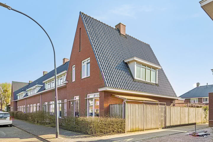 Valkenswaardstraat 16 in Tilburg foto