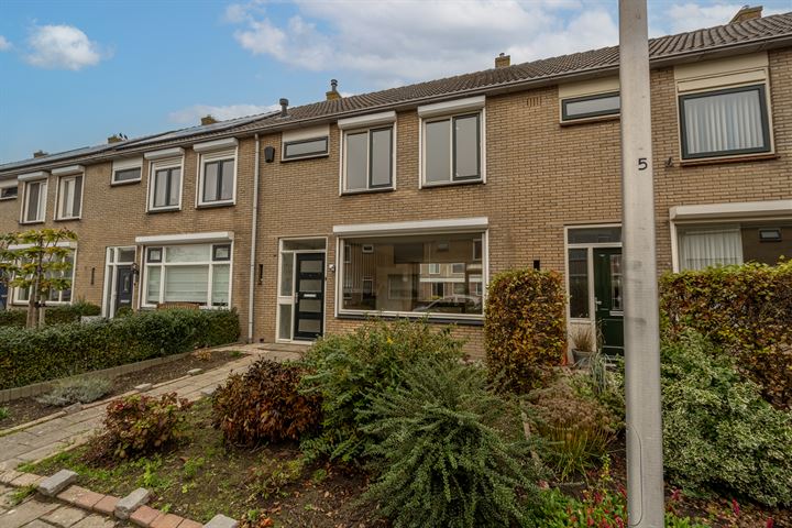 van Almondestraat 12 in Goudswaard foto