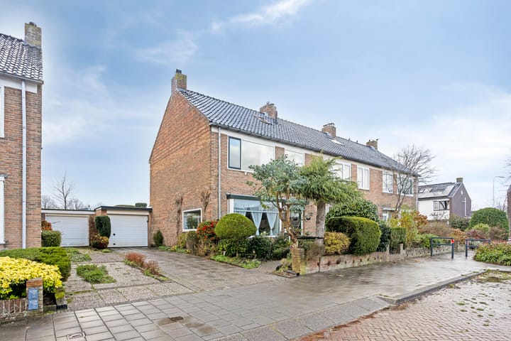 Van den Vondellaan 50 in Driehuis NH