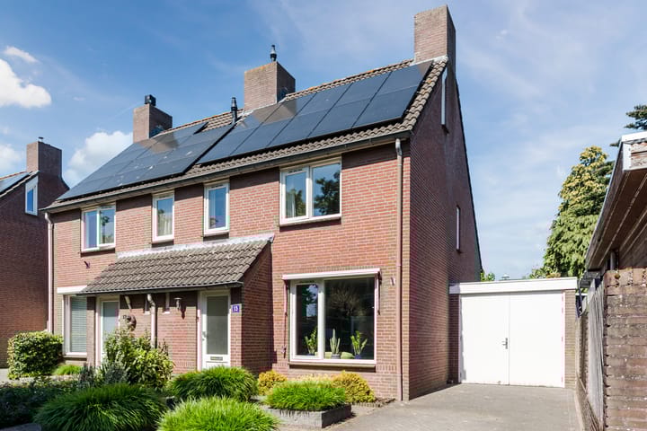 Van den Waarsenburglaan 15 in Nuenen foto