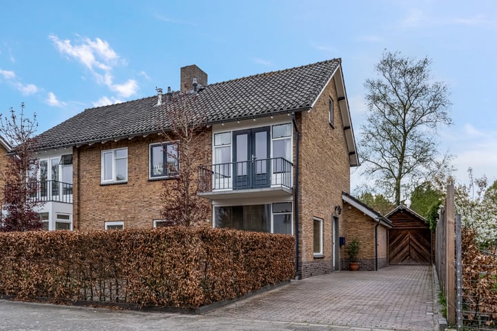 Van der Duyn van Maasdamstraat 2 in Veenendaal foto