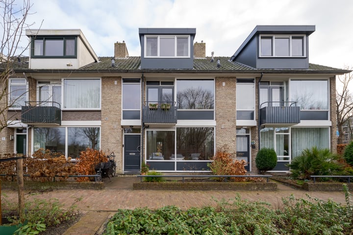 Van der Helmlaan 6 in Leiden foto