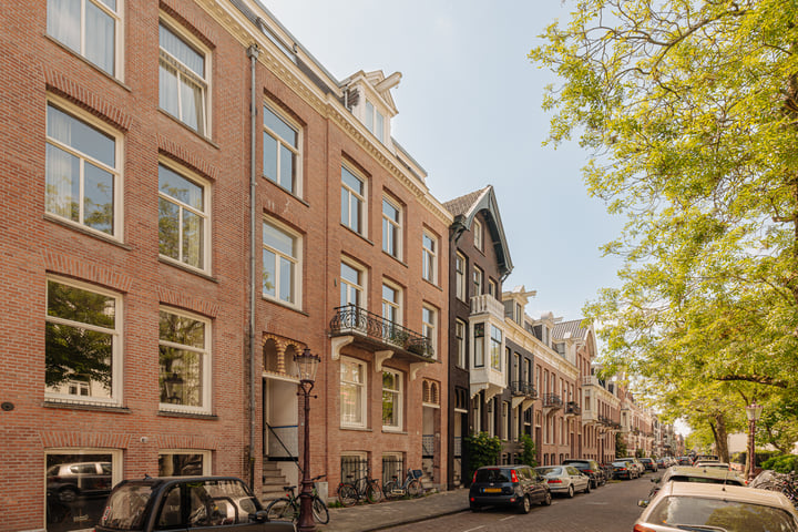 Van Eeghenlaan 2-1 in Amsterdam foto