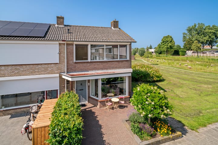 Van Goghlaan 210 in Roosendaal foto