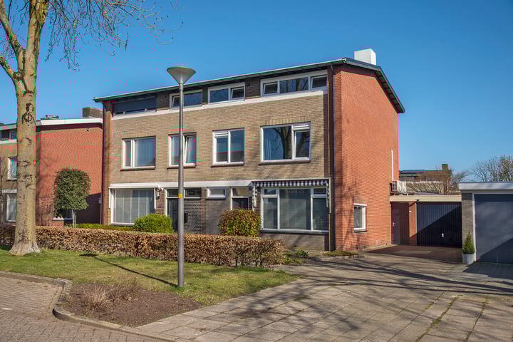 van Heemskerkstraat 2 in Borne foto