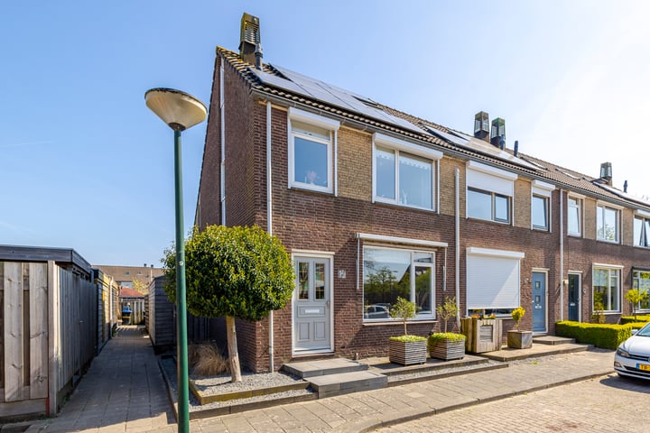 Van Leijdenstraat 38 in Hardinxveld-Giessendam foto