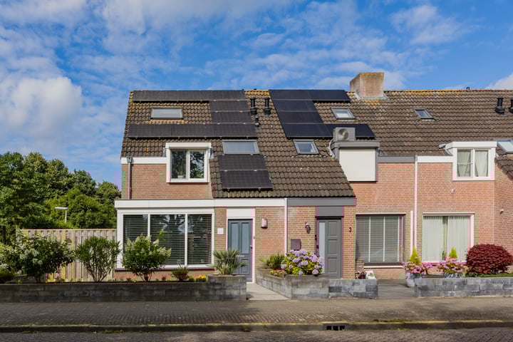 Van Limburg Stirumlaan 1 in Vlijmen foto