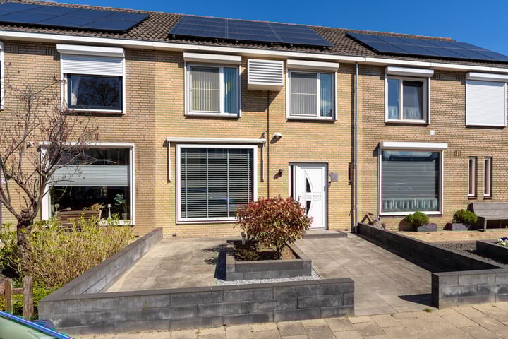Van Limburg Stirumstraat 37 in Almkerk foto