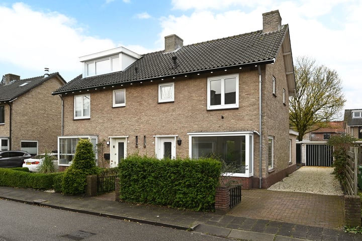 van Ostadelaan 10 in Loosdrecht foto