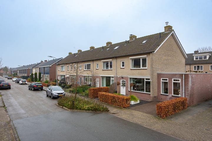 van Pijkerenlaan 1 in Oldebroek foto