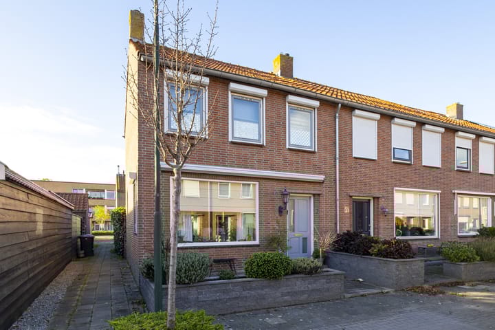Van Ruysdaelstraat 2 in Hardinxveld-Giessendam
