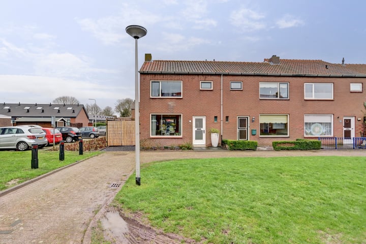 Van Vollenhovenstraat 8 in Piershil foto