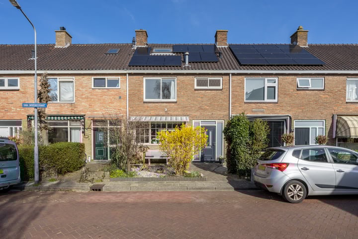 van Woesikstraat 18 in Heemskerk foto