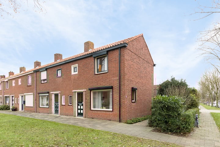 Vijverstraat 2 in Halsteren foto