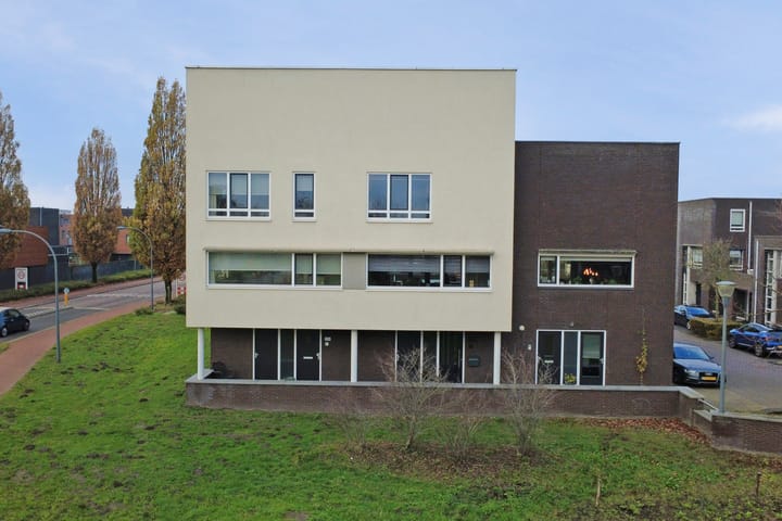 Villa Spaanse Ruiter 102 in Waalwijk foto