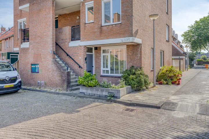 Vlinderveen 220 in Spijkenisse