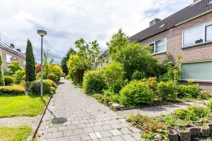 Vogelkersstraat 28 in Groningen foto