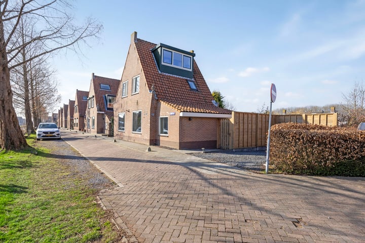Voorstraat 2 in Roelofarendsveen foto