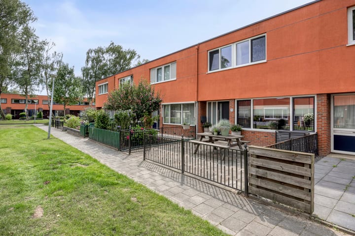 Vredenveld 31 in Emmen foto