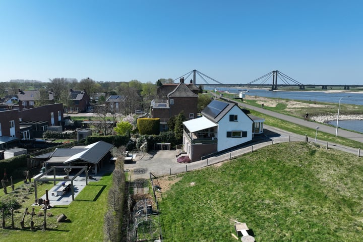 Waalbandijk 77 in Beneden-Leeuwen