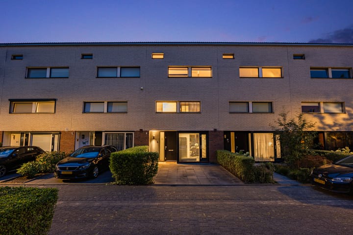 Waregemstraat 8 in Hengelo foto