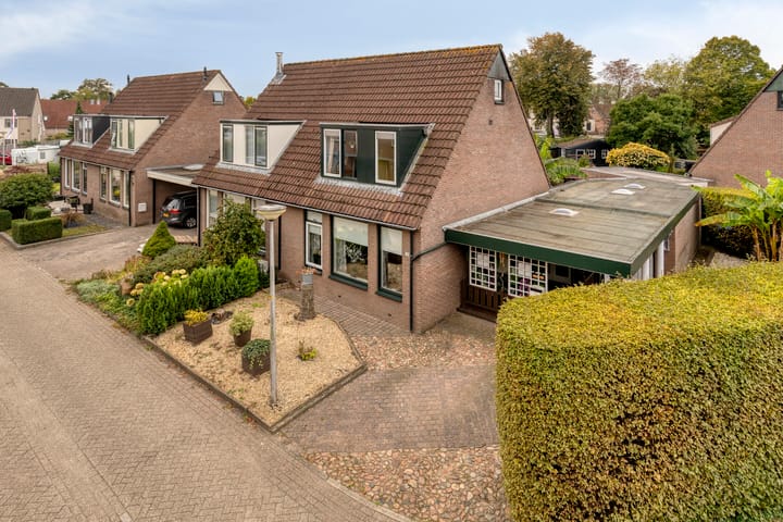 Weegbree 17 in Deventer foto