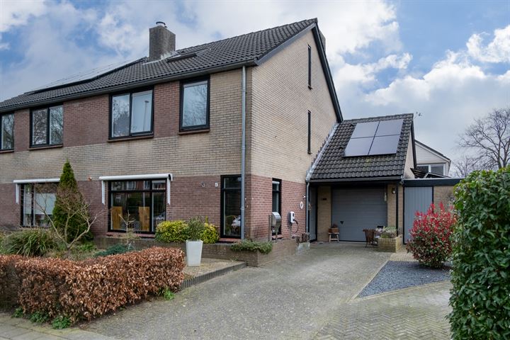 Wethouder Iwe Hutstraat 107 in Leek foto