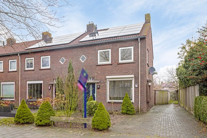 Wethouder Voogdgeertstraat 2 in Hengelo foto