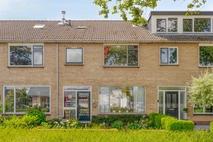 Wiardi Beckmanstraat 4 in Oud-Beijerland foto