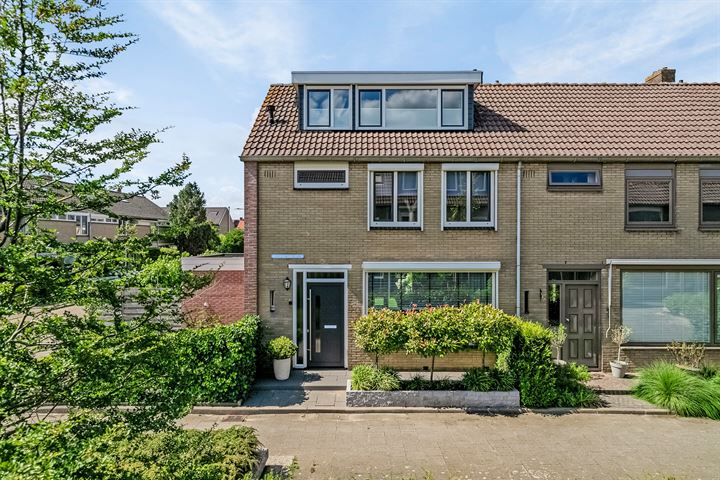 Willem-Alexanderplein 1 in Nieuw-Beijerland foto