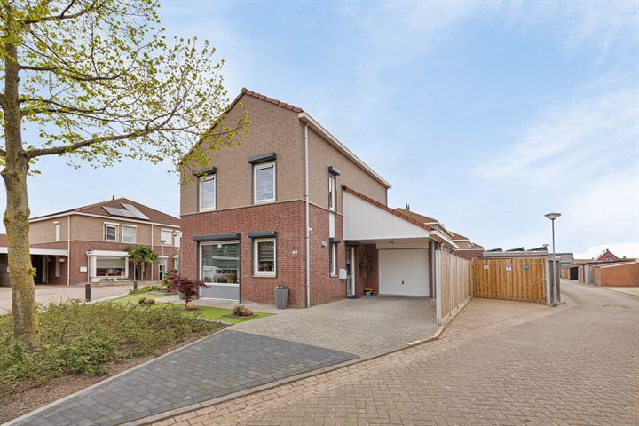 Wim van Eststraat 2 in St. Willebrord foto