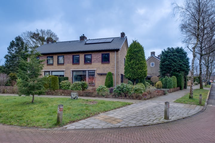 Zeemanlaan 2 in Dieren foto