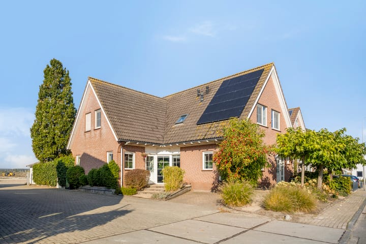 Zuideinde 36a in Roelofarendsveen foto