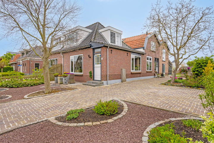 Zuideinde 68 in Roelofarendsveen foto