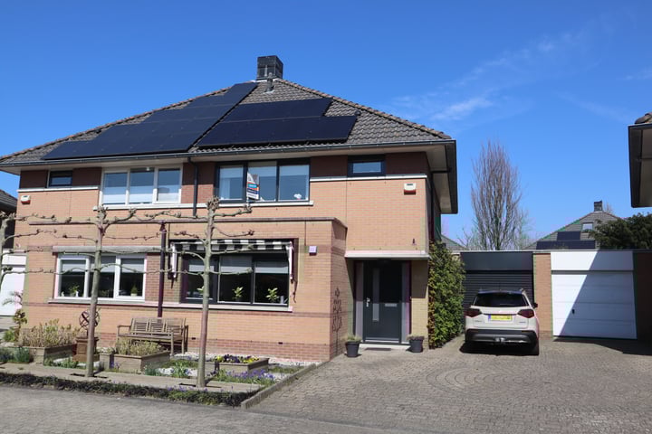 Zuster Reichertstraat 10 in Spijkenisse foto