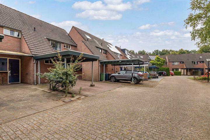 Zwaardvegersveld 3 in Apeldoorn foto