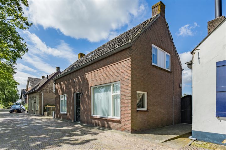 Zwaluwseweg 20 in Hooge Zwaluwe foto