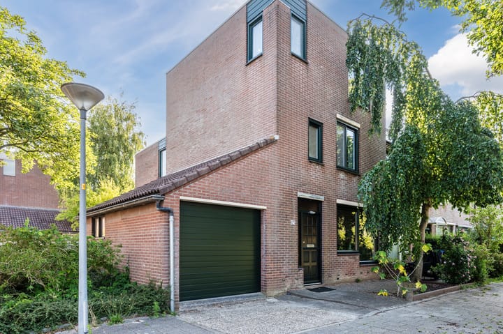 Zwaluwweg 125 in Voorschoten foto