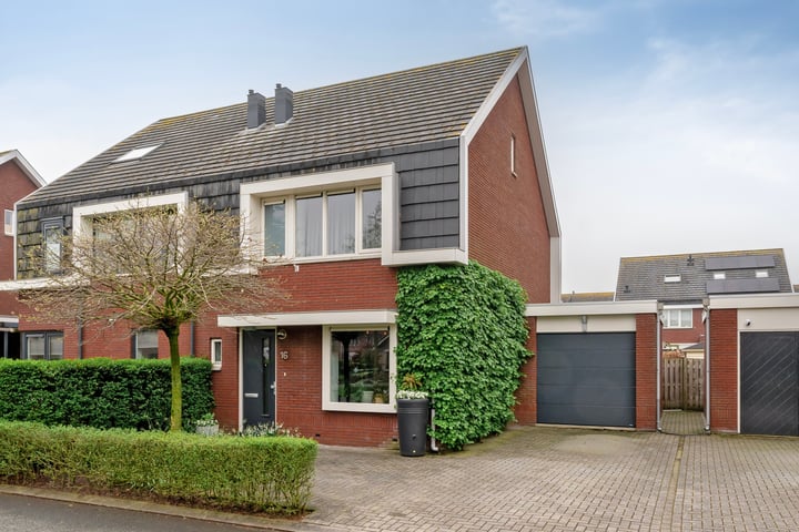 Zwanenbloem 16 in Meppel foto