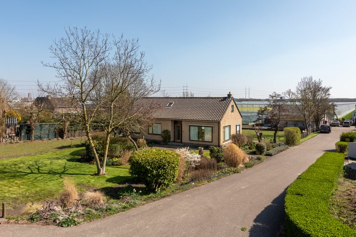 Zwethkade Zuid 16 in Den Hoorn
